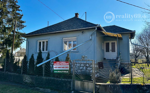 MAĎARSKO - KOMJÁTI 4 IZBOVÝ RODINNÝ DOM V TICHOM PROSTREDÍ.