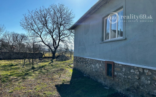 MAĎARSKO - KOMJÁTI 4 IZBOVÝ RODINNÝ DOM V TICHOM PROSTREDÍ.