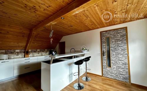 KAVEČANY - VÝBORNÁ LOKALITA - DVOJGENERAČNÝ RODINNÝ DOM.