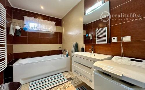 FURČA - BUZULUCKÁ NOVOSTAVBA 3 IZBOVÝ TEHLOVÝ BYT 94 M2,  TERASA, PARKOVANIE.