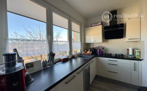 TERASA - SOKOLOVSKÁ PEKNÝ 3 IZBOVÝ BYT PO REKONŠTRUKCII 65 M2, ZASKLENNÁ LODŽIA.