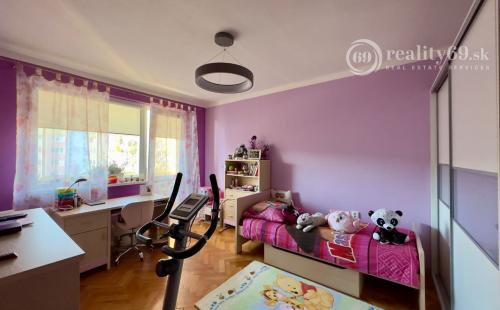 TERASA - SOKOLOVSKÁ PEKNÝ 3 IZBOVÝ BYT PO REKONŠTRUKCII 65 M2, ZASKLENNÁ LODŽIA.