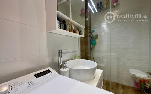 TERASA - SOKOLOVSKÁ PEKNÝ 3 IZBOVÝ BYT PO REKONŠTRUKCII 65 M2, ZASKLENNÁ LODŽIA.