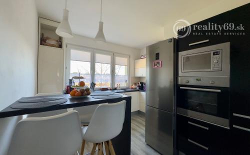 TERASA - SOKOLOVSKÁ PEKNÝ 3 IZBOVÝ BYT PO REKONŠTRUKCII 65 M2, ZASKLENNÁ LODŽIA.