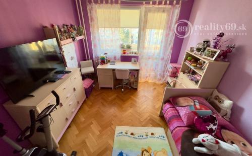 TERASA - SOKOLOVSKÁ PEKNÝ 3 IZBOVÝ BYT PO REKONŠTRUKCII 65 M2, ZASKLENNÁ LODŽIA.