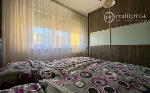 TERASA - SOKOLOVSKÁ PEKNÝ 3 IZBOVÝ BYT PO REKONŠTRUKCII 65 M2, ZASKLENNÁ LODŽIA.