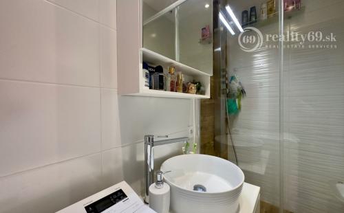 TERASA - SOKOLOVSKÁ PEKNÝ 3 IZBOVÝ BYT PO REKONŠTRUKCII 65 M2, ZASKLENNÁ LODŽIA.