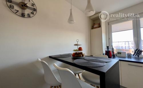 TERASA - SOKOLOVSKÁ PEKNÝ 3 IZBOVÝ BYT PO REKONŠTRUKCII 65 M2, ZASKLENNÁ LODŽIA.