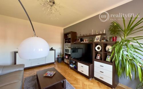 TERASA - SOKOLOVSKÁ PEKNÝ 3 IZBOVÝ BYT PO REKONŠTRUKCII 65 M2, ZASKLENNÁ LODŽIA.