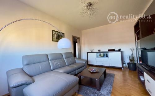 TERASA - SOKOLOVSKÁ PEKNÝ 3 IZBOVÝ BYT PO REKONŠTRUKCII 65 M2, ZASKLENNÁ LODŽIA.