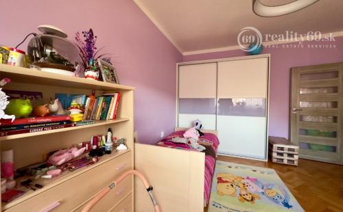 TERASA - SOKOLOVSKÁ PEKNÝ 3 IZBOVÝ BYT PO REKONŠTRUKCII 65 M2, ZASKLENNÁ LODŽIA.