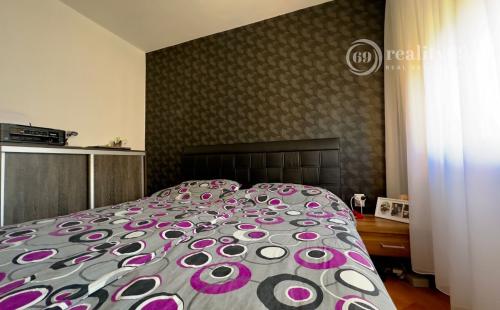 TERASA - SOKOLOVSKÁ PEKNÝ 3 IZBOVÝ BYT PO REKONŠTRUKCII 65 M2, ZASKLENNÁ LODŽIA.