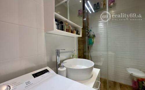 TERASA - SOKOLOVSKÁ PEKNÝ 3 IZBOVÝ BYT PO REKONŠTRUKCII 65 M2, ZASKLENNÁ LODŽIA.