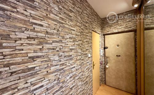 TERASA - SOKOLOVSKÁ PEKNÝ 3 IZBOVÝ BYT PO REKONŠTRUKCII 65 M2, ZASKLENNÁ LODŽIA.