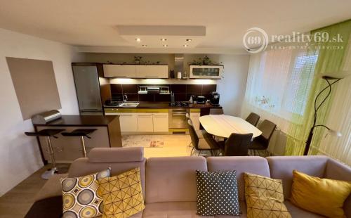 FURČA - BUZULUCKÁ PEKNÝ 3 IZBOVÝ BYT PO REKONŠTRUKCII 69 M2,  LODŽIA.