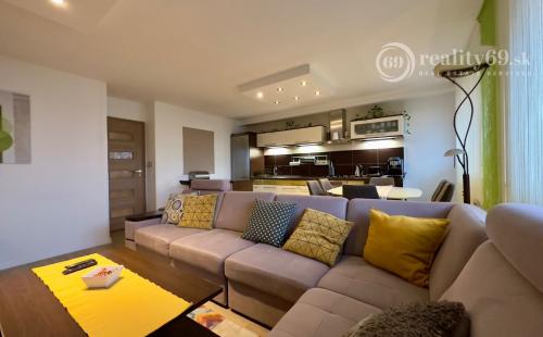 FURČA - BUZULUCKÁ PEKNÝ 3 IZBOVÝ BYT PO REKONŠTRUKCII 69 M2,  LODŽIA.