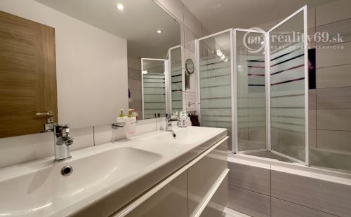 FURČA - BUZULUCKÁ PEKNÝ 3 IZBOVÝ BYT PO REKONŠTRUKCII 69 M2,  LODŽIA.