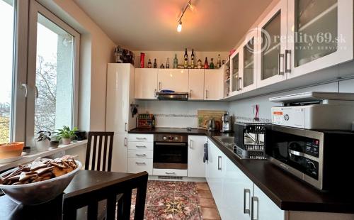 SEVER - VODÁRENSKÁ PEKNÝ TEHLOVÝ BYT PO REKONŠTRUKCII 55 M2 S BALKÓNOM.