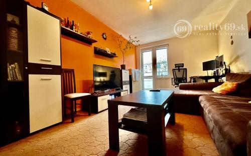 SEVER - VODÁRENSKÁ PEKNÝ TEHLOVÝ BYT PO REKONŠTRUKCII 55 M2 S BALKÓNOM.