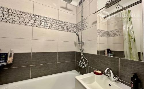 SEVER - VODÁRENSKÁ PEKNÝ TEHLOVÝ BYT PO REKONŠTRUKCII 55 M2 S BALKÓNOM.