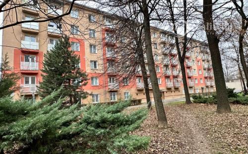 SEVER - VODÁRENSKÁ PEKNÝ TEHLOVÝ BYT PO REKONŠTRUKCII 55 M2 S BALKÓNOM.