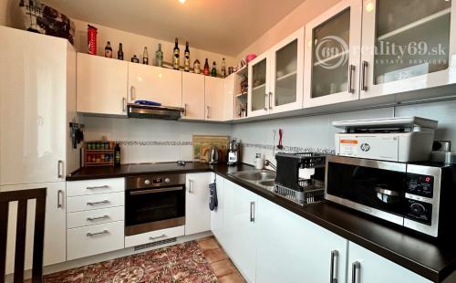 SEVER - VODÁRENSKÁ PEKNÝ TEHLOVÝ BYT PO REKONŠTRUKCII 55 M2 S BALKÓNOM.