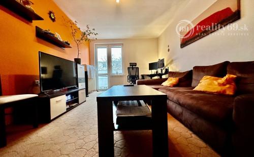 SEVER - VODÁRENSKÁ PEKNÝ TEHLOVÝ BYT PO REKONŠTRUKCII 55 M2 S BALKÓNOM.