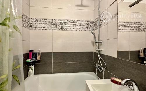 SEVER - VODÁRENSKÁ PEKNÝ TEHLOVÝ BYT PO REKONŠTRUKCII 55 M2 S BALKÓNOM.