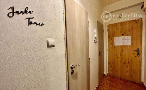 SEVER - VODÁRENSKÁ PEKNÝ TEHLOVÝ BYT PO REKONŠTRUKCII 55 M2 S BALKÓNOM.