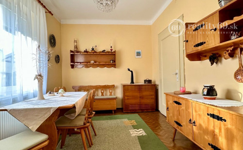 SEVER -  ČERMEĽ - DOBŠINSKÉHO 5 IZBOVÝ POSCHODOVÝ RODINNÝ DOM NA VÝBORNOM MIESTE.