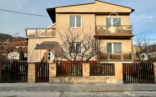 SEVER -  ČERMEĽ - DOBŠINSKÉHO 5 IZBOVÝ POSCHODOVÝ RODINNÝ DOM NA VÝBORNOM MIESTE.