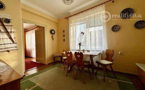 SEVER -  ČERMEĽ - DOBŠINSKÉHO 5 IZBOVÝ POSCHODOVÝ RODINNÝ DOM NA VÝBORNOM MIESTE.