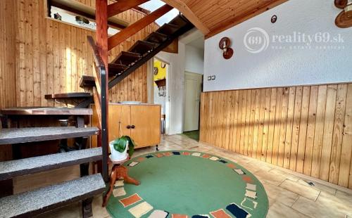 SEVER -  ČERMEĽ - DOBŠINSKÉHO 5 IZBOVÝ POSCHODOVÝ RODINNÝ DOM NA VÝBORNOM MIESTE.