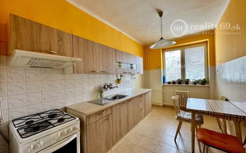 SEVER -  OBRANCOV MIERU - PEKNÝ TEHLOVÝ BYT PO REKONŠTRUKCII 55 M2 S BALKÓNOM.