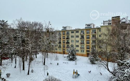SEVER -  OBRANCOV MIERU - PEKNÝ TEHLOVÝ BYT PO REKONŠTRUKCII 55 M2 S BALKÓNOM.