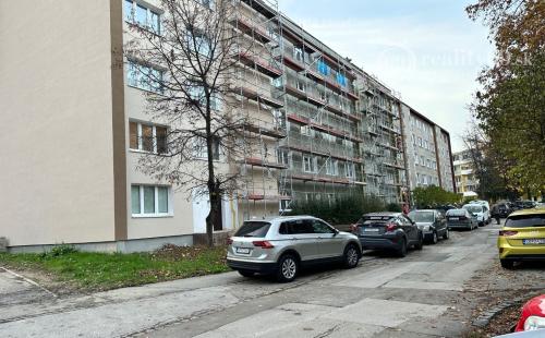 TERASA - 3 IZBOVÝ BYT SUPER CENA PÔVODNÝ STAV, S LODŽIOU 64 M2 PRI KINE DRUŽBA.