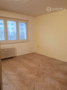 TERASA - 3 IZBOVÝ BYT SUPER CENA PÔVODNÝ STAV, S LODŽIOU 64 M2 PRI KINE DRUŽBA.