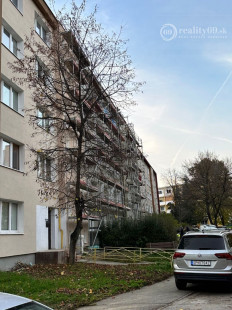 TERASA - 3 IZBOVÝ BYT SUPER CENA PÔVODNÝ STAV, S LODŽIOU 64 M2 PRI KINE DRUŽBA.