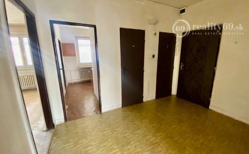 TERASA - 3 IZBOVÝ BYT SUPER CENA PÔVODNÝ STAV, S LODŽIOU 64 M2 PRI KINE DRUŽBA.