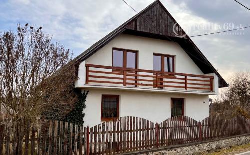 ČEČEJOVCE - SELEŠKA POSCHODOVÝ 5 IZBOVÝ RD V SUPER STAVE, POZEMOK 1.822 M2.