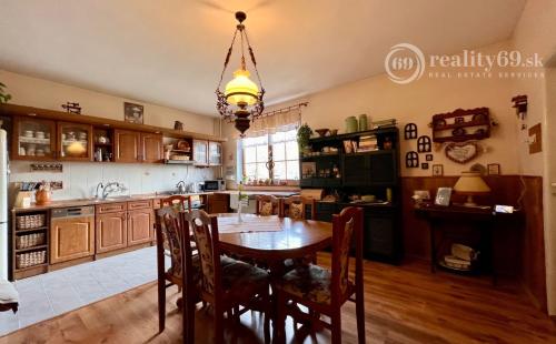 ČEČEJOVCE - SELEŠKA POSCHODOVÝ 5 IZBOVÝ RD V SUPER STAVE, POZEMOK 1.822 M2.