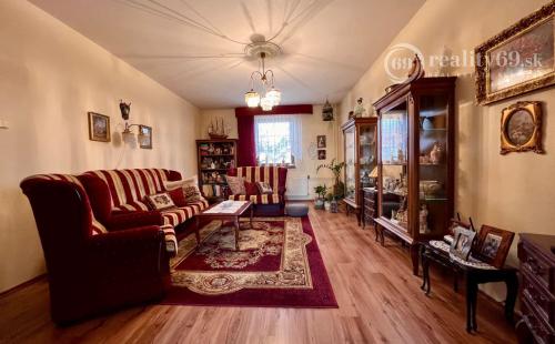 ČEČEJOVCE - SELEŠKA POSCHODOVÝ 5 IZBOVÝ RD V SUPER STAVE, POZEMOK 1.822 M2.