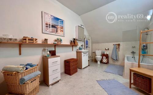 ČEČEJOVCE - SELEŠKA POSCHODOVÝ 5 IZBOVÝ RD V SUPER STAVE, POZEMOK 1.822 M2.