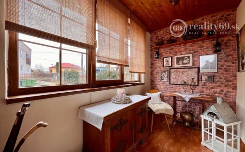 ČEČEJOVCE - SELEŠKA POSCHODOVÝ 5 IZBOVÝ RD V SUPER STAVE, POZEMOK 1.822 M2.