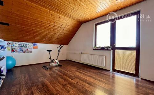 ČEČEJOVCE - SELEŠKA POSCHODOVÝ 5 IZBOVÝ RD V SUPER STAVE, POZEMOK 1.822 M2.