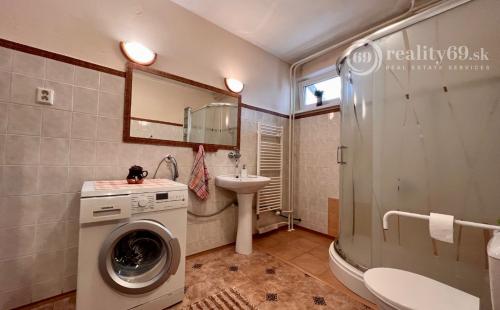 ČEČEJOVCE - SELEŠKA POSCHODOVÝ 5 IZBOVÝ RD V SUPER STAVE, POZEMOK 1.822 M2.