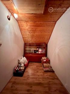 ČEČEJOVCE - SELEŠKA POSCHODOVÝ 5 IZBOVÝ RD V SUPER STAVE, POZEMOK 1.822 M2.