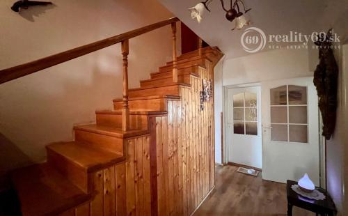 ČEČEJOVCE - SELEŠKA POSCHODOVÝ 5 IZBOVÝ RD V SUPER STAVE, POZEMOK 1.822 M2.