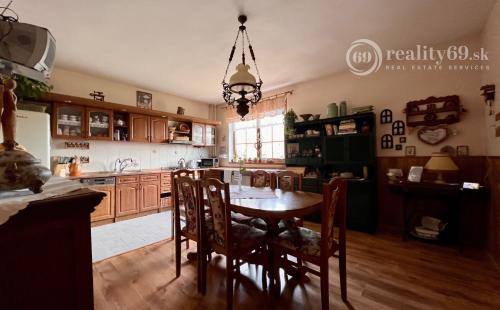 ČEČEJOVCE - SELEŠKA POSCHODOVÝ 5 IZBOVÝ RD V SUPER STAVE, POZEMOK 1.822 M2.