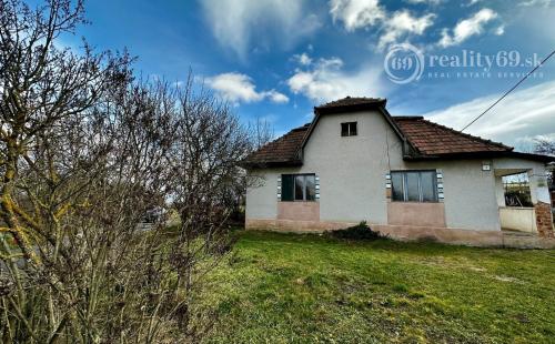 PERÍN CHYM – STARŠÍ 3 IZBOVÝ RODINNÝ DOM V TICHOM PROSTREDÍ